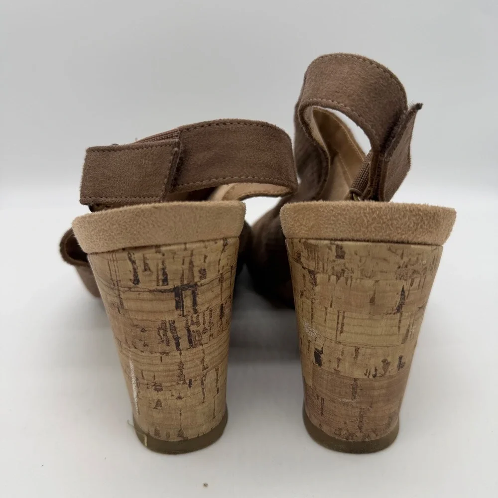 LifeStride Harriet Taupe Perforated Wedge Sandals 7.5M 4 Inch Heel 750963